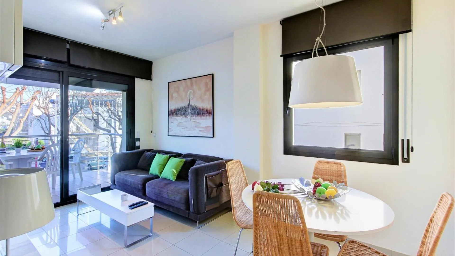Apartment With View Roses