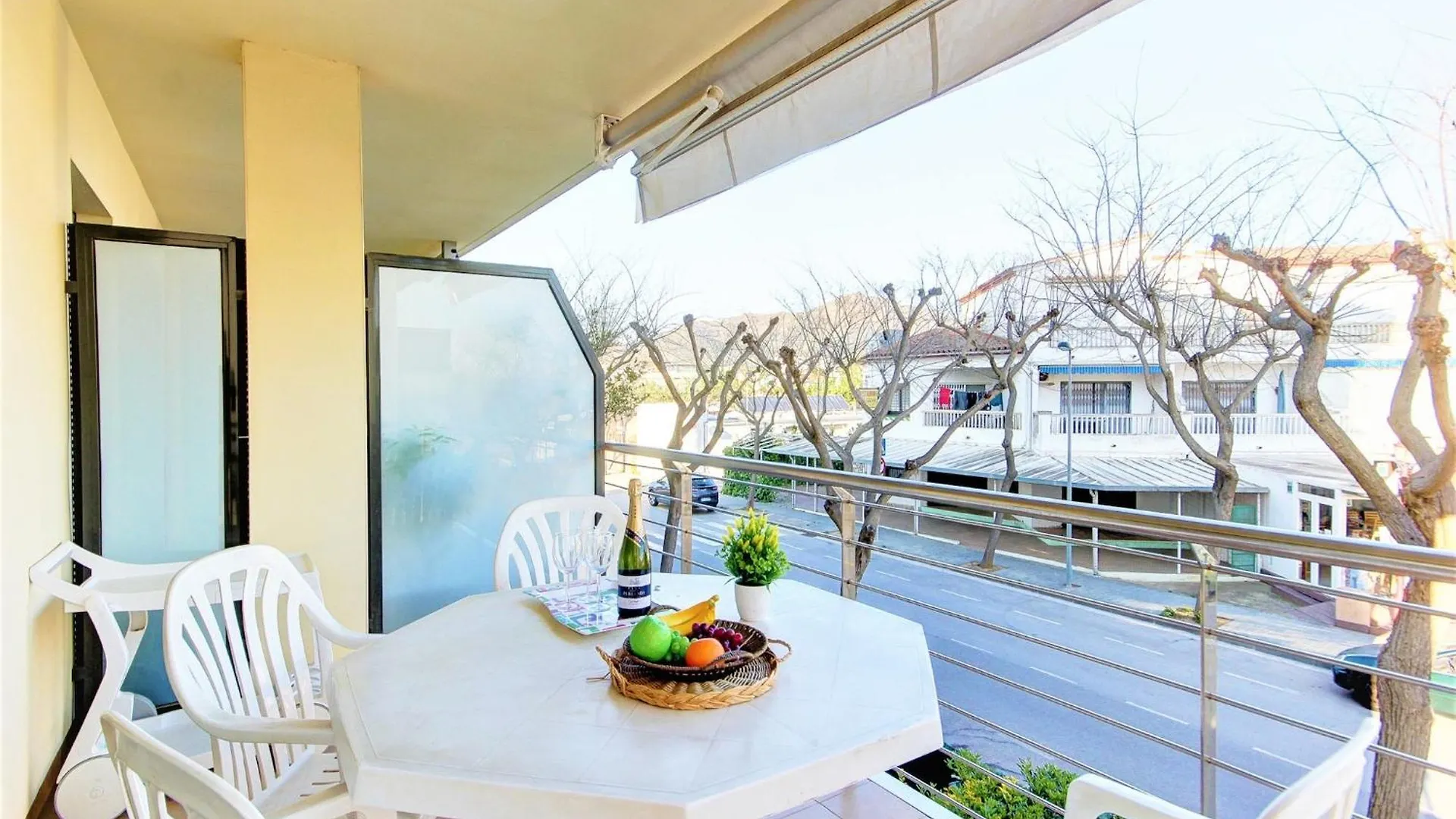 Apartment With View Roses