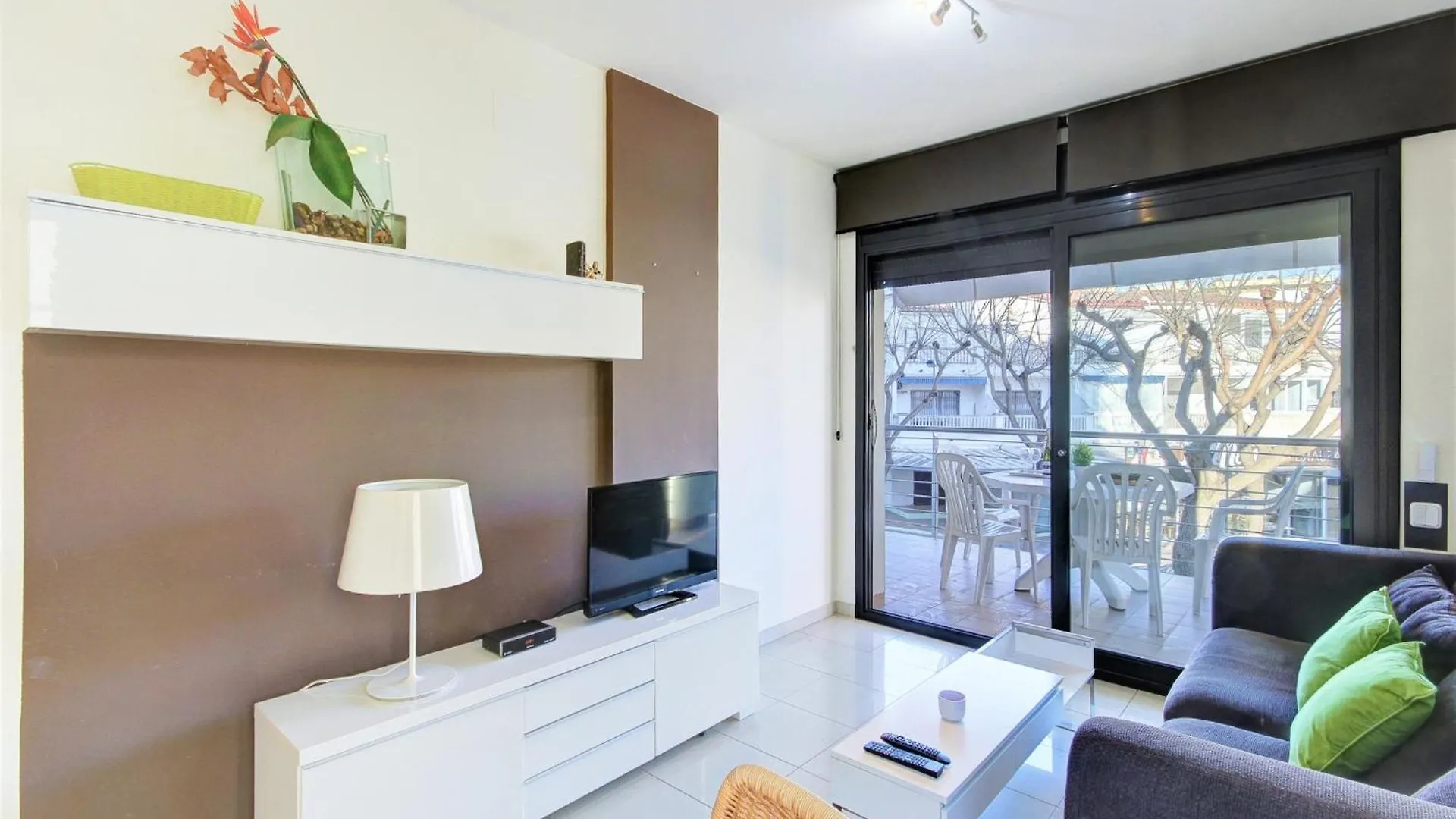 Apartment With View Roses