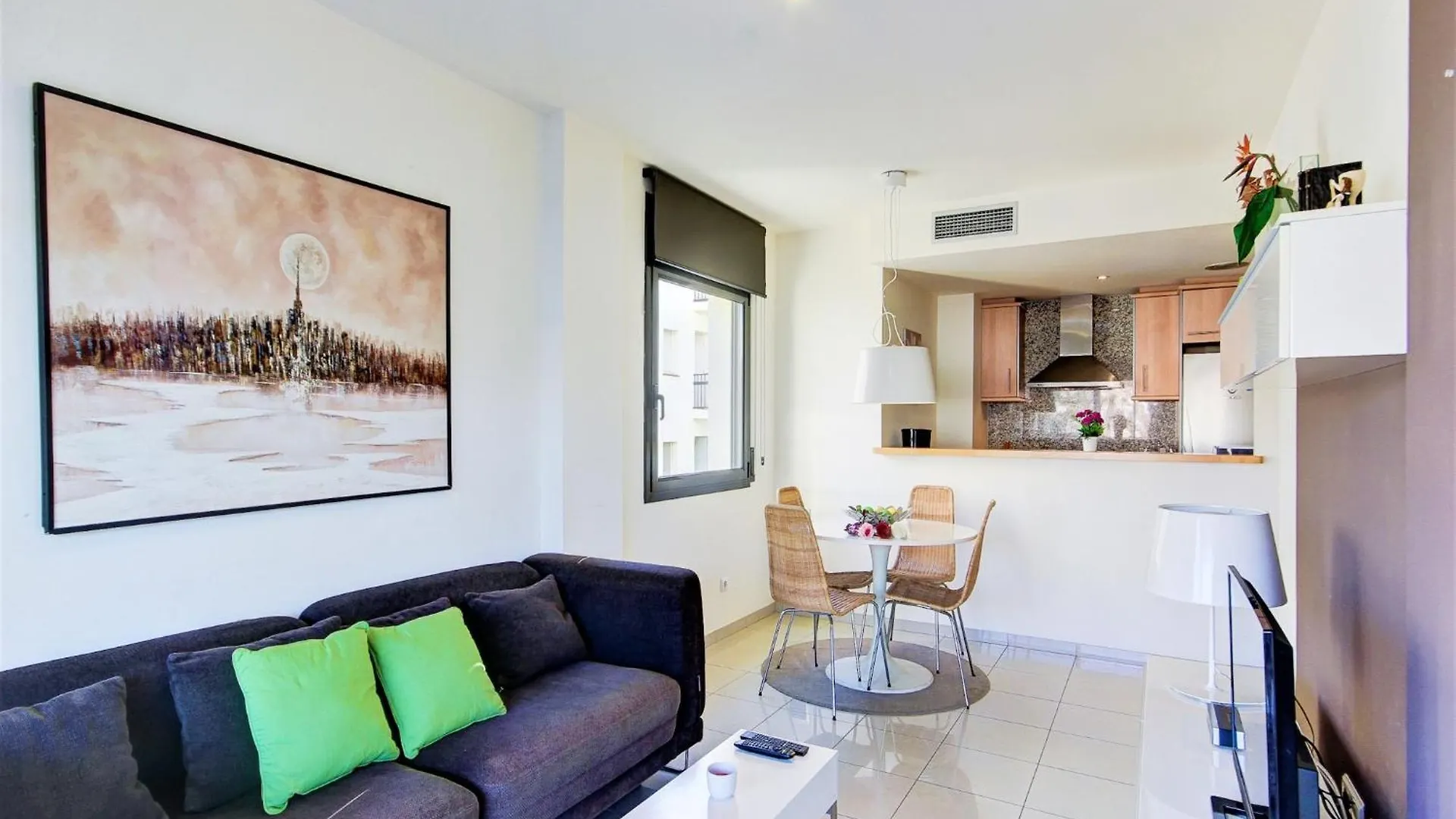 Apartment With View Roses